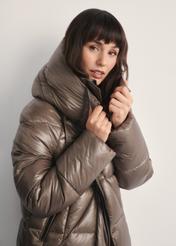 Długa pikowana kurtka damska KURDT-0609-82(Z25), zbliżenie na kurtkę na modelce. Widoczna połowa sylwetki.