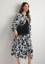 Czarna torebka damska shopper TOREC-1238-99(W26), widok produktu na ramieniu modelki. Widoczna połowa sylwetki.