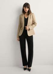 Beżowa skórzana marynarka damska KURDS-0445-1B(W26), widok produktu z przodu na modelce. Widoczna cała sylwetka.