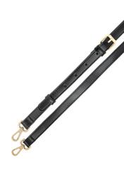 Czarna mała torebka damska TOREC-1126-99(W26), zbliżenie na pasek produktu, widok na białym tle.