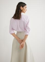 Bawełniana koszula damska w paski KOSDT-0184-5B(W26), widok produktu z tyłu na modelce. Widoczna połowa sylwetki.