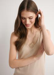 Beżowa bluzka z wełny i jedwabiu BLUDT-0209-1B(W26) - widok produktu z przodu, na modelce, na jasnym tle. Widoczna połowa sylwetki.