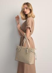 Kremowa torebka shopper z monogramem TOREC-1029-0P(W26), widok produktu z przodu na sylwetce modelki.