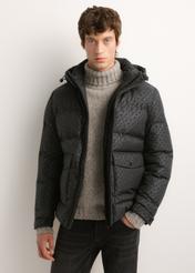 Ciemnoszara kurtka męska w monogram KURMT-0444-9P(Z26), widok produktu z przodu na modelu. Widoczna połowa sylwetki.