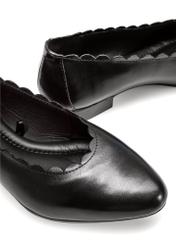 Czarne skórzane baleriny damskie BUTYD-1147-99(W25)-07