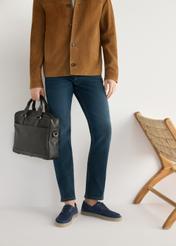 Granatowe skórzane buty męskie BUTYM-0533-7E(W26), widok produktu na stopach modela, na jasnym tle.