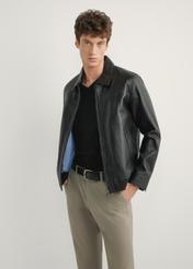 Czarna kurtka skórzana męska KURMS-0407-99(W26), widok produktu z przodu na modelu. Widoczna połowa sylwetki.