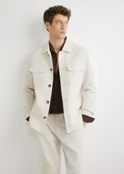 Jasnobeżowa lniana kurtka męska KURMT-0420-1A(W26) - widok produktu z przodu, na modelu, na jasnym tle. Widoczna połowa sylwetki. 