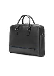 Czarna skórzana torba na laptopa TORMS-0494-99(W26) - widok produktu po skosie, na białym tle. 