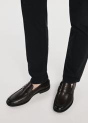 Brązowe skórzane mokasyny męskie BUTYM-0482-1I(W26), widok produktu z góry na stopach modela, na białym tle.