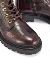 Bordowe botki damskie croco BUTYD-1192-90(Z25), zbliżenie na detal produktu na białym tle.
