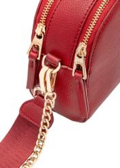 Mała czerwona torebka damska TOREC-0036E-42(Z25), zbliżenie na detal produktu na białym tle.