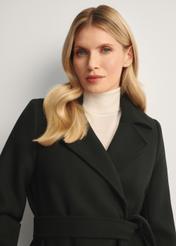 Czarny długi płaszcz damski PLADT-0048B-99(Z25), widok produktu przodem na modelce, zbliżenie na tors modelki.