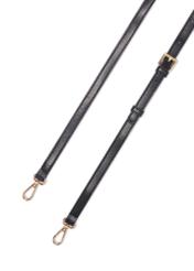 Czarna torebka damska z monogramem TOREC-1180-9P(W26), widok paska produktu na białym tle.