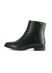 Czarne skórzane botki damskie BUTYD-1193-99(Z25) - widok produktu z boku na białym tle.