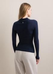 Ciemnogranatowy sweter damski z domieszką kaszmiru SWEDT-0288-7E(Z26), widok produktu od tyłu na modelce. Widoczna połowa sylwetki.
