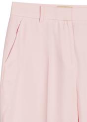 Jasnoróżowe eleganckie spodnie damskie SPODT-0106A-5A(W26), zbliżenie na detal produktu na białym tle.