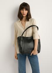 Czarna skórzana torebka shopper TORES-1223-99(W26), widok produktu w dłoni modelki. Widoczna połowa sylwetki.