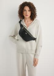 Czarna nerka damska z monogramem TOREC-1158-9P(W26), widok produktu z przodu na sylwetce modelki.