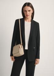 Beżowa skórzana torebka listonoszka damska TORES-0958E-1B(W26), widok produktu skosem na modelce, widoczna połowa sylwetki.