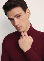 Bordowy sweter męski z golfem SWEMT-0095B-49(Z25), zbliżenie na produkt na modelu.