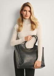 Pojemna torba damska TOREC-1084-99(Z25), widok produktu przodem na modelce, widoczna połowa sylwetki.