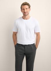 Biały t-shirt męski z bawełny merceryzowanej TSHMT-0156-0A(Z26), widok produktu z przodu na modelu. Widoczna połowa sylwetki.