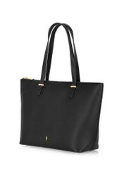 Czarna torebka shopper damska TOREC-0953A-9I(Z26), widok produktu skosem na białym tle.