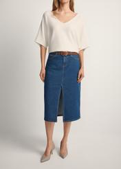 Jeansowa spódnica midi SPCDT-0119-7H(W26), widok produktu z przodu na modelce. Widoczna połowa sylwetki.