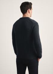 Grafitowy sweter męski SWEMT-0172-99(Z25), widok produktu z tyłu na modelu. Widoczna połowa sylwetki.