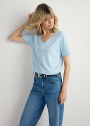 Jasnoniebieski T-shirt damski basic TSHDT-0120-7A(W26), widok produktu z przodu na modelce. Widoczna połowa sylwetki.
