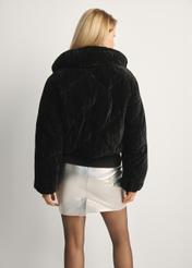 Krótka błyszcząca kurtka damska KURDT-0607-99(Z25), widok produktu tyłem na modelce, widoczna połowa sylwetki.