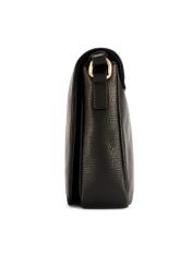 Czarna skórzana torebka listonoszka TORES-1266-9I(W26) - widok produktu z boku, na białym tle.