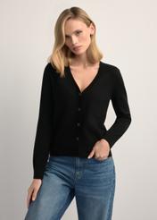 Czarny kardigan damski KARDT-0061-99(W26), widok produktu z przodu na modelce. Widoczna połowa sylwetki.