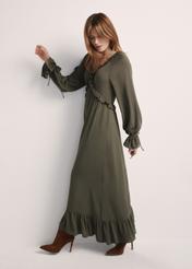 Sukienka maxi w kolorze khaki SUKDT-0248-55(Z25). produkt widoczny od boku, widoczna cała sylwetka.