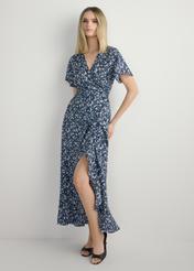 Długa sukienka w kwiaty SUKDT-0233-7P(W26), widok produktu z przodu na modelce. Widoczna cała sylwetka.