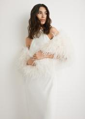 Kremowy szal z naturalnych piór SZADF-0037-0B(W26), widok produktu z przodu na sylwetce modelki.