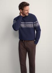 Granatowy sweter męski SWEMT-0177-68(Z25), widok produktu z przodu na modelu. Widoczna połowa sylwetki.