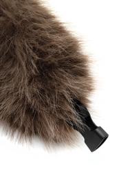 Brązowa czapka uszatka damska CZADF-0047-89(Z25) - zbliżenie na detal, na białym tle. 