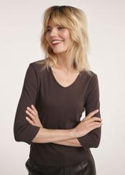 Brązowa bluzka damska z dekoltem V-neck LSLDT-0036-1I(W26) - widok produktu z przodu na modelce. Widoczna połowa sylwetki.