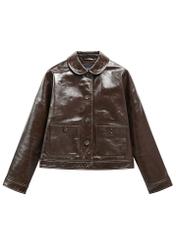 Brązowa skórzana krótka kurtka damska KURDS-0593-1I(W26) - widok produktu z przodu, na białym tle. 