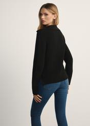 Czarny sweter damski z kołnierzykiem SWEDT-0239-99(Z25), widok produktu z tyłu na modelce. Widoczna połowa sylwetki.