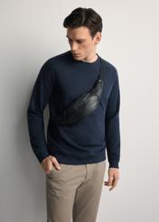 Czarna nerka skórzana męska TORMS-0417A-99(Z25) - widok produktu z przodu, na modelu, na białym tle. Widoczna połowa sylwetki. 