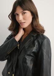 Krótka skórzana kurtka damska vintage KURDS-0573-9J(W26), zbliżenie na detal produktu na modelce.