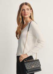 Czarna torebka damska z monogramem TOREC-1155-99(W26), widok produktu od przodu na modelce, widoczna połowa sylwetki.