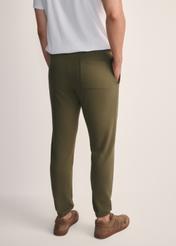 Dresowe spodnie męskie w kolorze khaki SPOMT-0101-55(Z25), widok produktu z tyłu na modelu. Widoczna połowa sylwetki.
