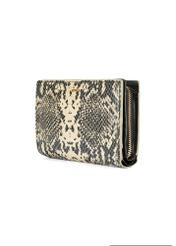Średni skórzany portfel animal print PORES-0950-81(W25) - widok produktu po skosie na białym tle. 
