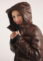 Brązowa długa zimowa kurtka damska KURDT-0531-1H(Z26) -zbliżenie na detal na modelce na białym tle. Widoczna połowa sylwetki.