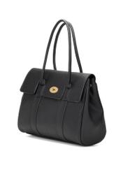 Czarna duża torebka damska TOREC-1139-9I(W26), widok produktu skosem na białym tle.