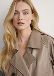 Beżowa skórzana krótka kurtka damska oversize KURDS-0511A-1K(W26), zbliżenie na detal produktu na modelce.